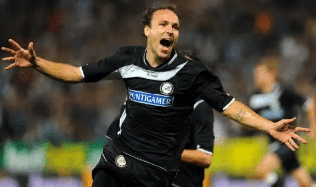 包含埃因霍温发布备战花絮，今夜防线松动，德甲任务艰巨，赛程密集仍需轮换的词条