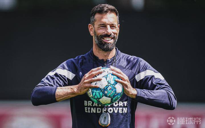 包含埃因霍温发布备战花絮，今夜防线松动，德甲任务艰巨，赛程密集仍需轮换的词条